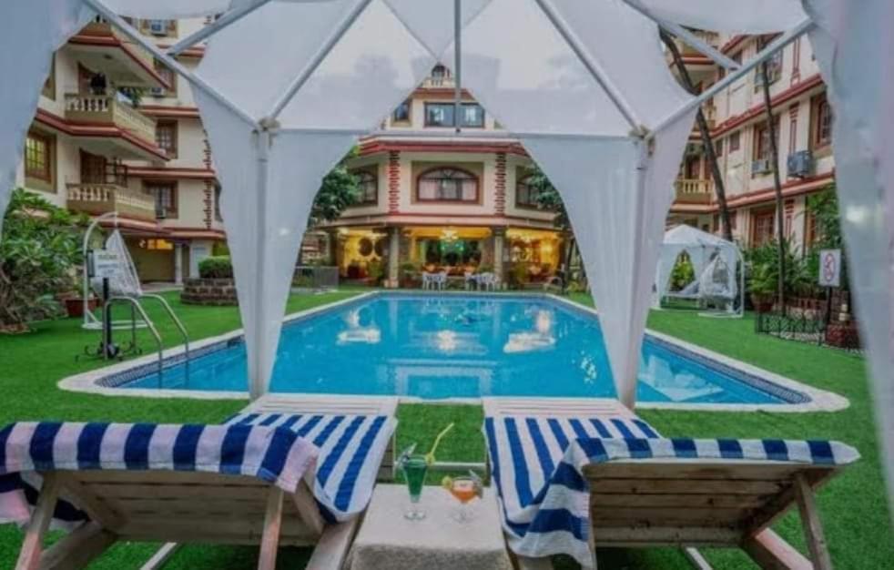 Stylish 2bhk Poolside Retreat With Ac -luxury Candolim