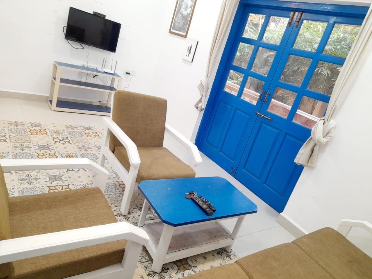 Stylish 2bhk Poolside Retreat With Ac -luxury Apartment